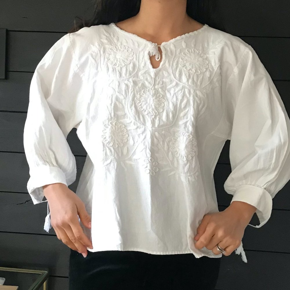 SOLD 70s Mexican embroidery  blouse white small - Picture 8 of 9